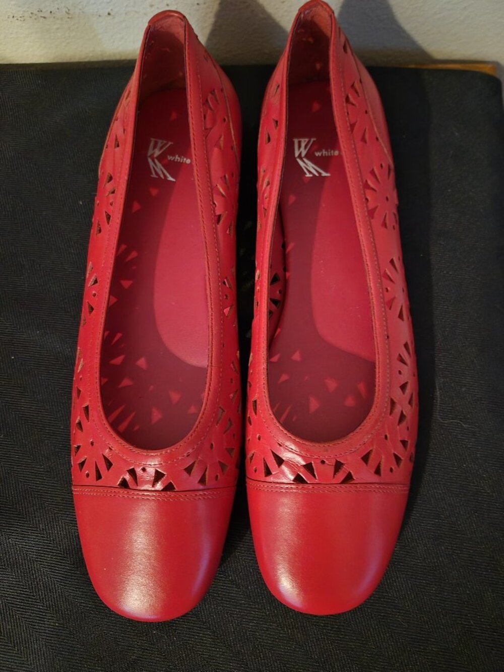 White Mountain Dazzle Red Flats NWOT Size 9.5